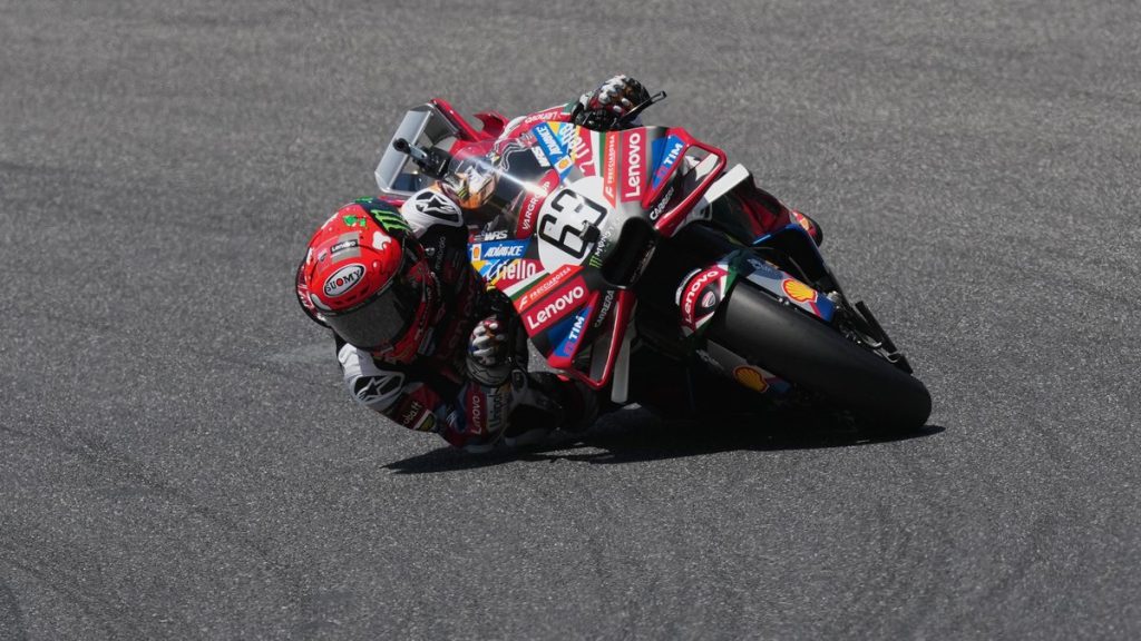 Francesco Bagnaia inclina su Ducati en una curva durante la carrera de MotoGP en Italia