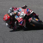 Francesco Bagnaia inclina su Ducati en una curva durante la carrera de MotoGP en Italia