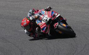 Francesco Bagnaia inclina su Ducati en una curva durante la carrera de MotoGP en Italia