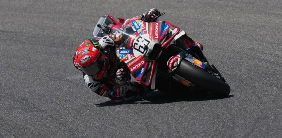 Francesco Bagnaia inclina su Ducati en una curva durante la carrera de MotoGP en Italia