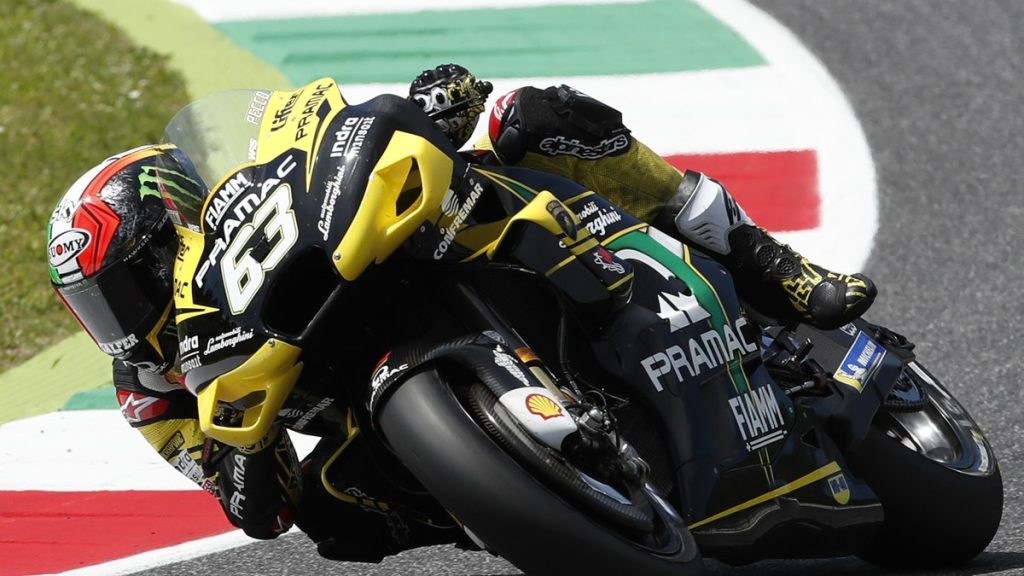 Pecco Bagnaia inclina su Ducati en una curva del circuito de Mugello