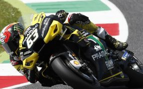 Pecco Bagnaia inclina su Ducati en una curva del circuito de Mugello