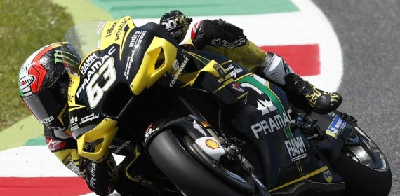 Pecco Bagnaia inclina su Ducati en una curva del circuito de Mugello