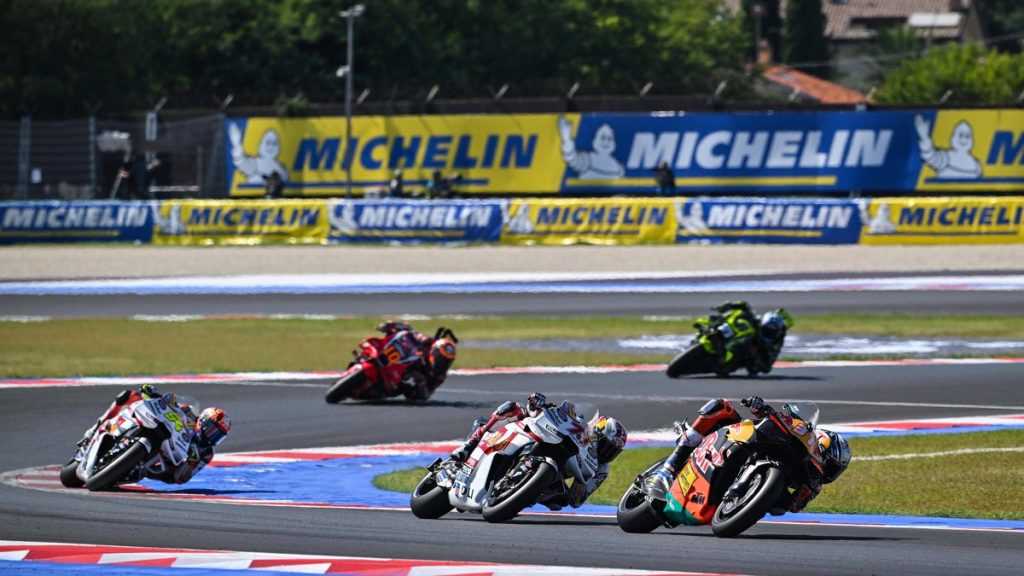 Pedro Acosta, con la KTM del Red Bull Factory Racing, inclinado en una curva durante el Gran Premio de San Marino