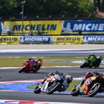 Pedro Acosta, con la KTM del Red Bull Factory Racing, inclinado en una curva durante el Gran Premio de San Marino