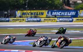 Pedro Acosta, con la KTM del Red Bull Factory Racing, inclinado en una curva durante el Gran Premio de San Marino