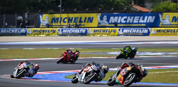 Pedro Acosta, con la KTM del Red Bull Factory Racing, inclinado en una curva durante el Gran Premio de San Marino