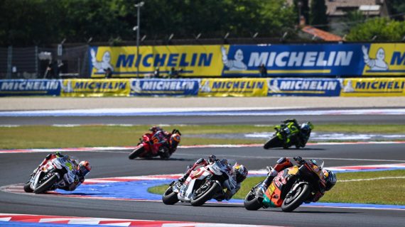 Pedro Acosta, con la KTM del Red Bull Factory Racing, inclinado en una curva durante el Gran Premio de San Marino