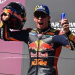Pedro Acosta celebra sobre el podio del Red Bull Ring su victoria en el GP de Austria de MotoGP.