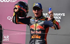 Pedro Acosta celebra sobre el podio del Red Bull Ring su victoria en el GP de Austria de MotoGP.