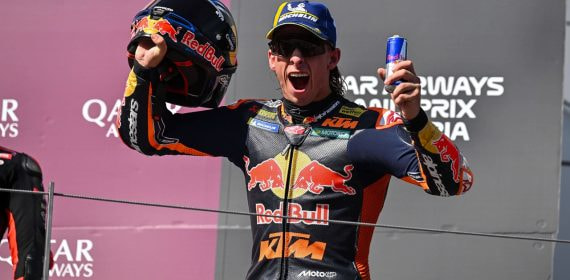 Pedro Acosta celebra sobre el podio del Red Bull Ring su victoria en el GP de Austria de MotoGP.