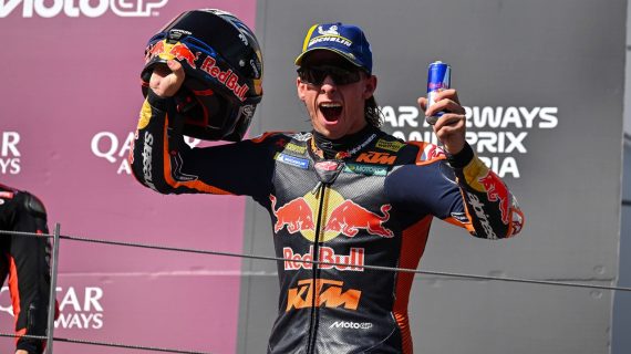 Pedro Acosta da el primer bocado a MotoGP más de 1.000 días después