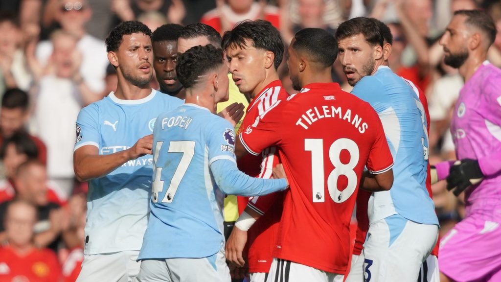 Phil Foden, del Manchester City, discute con Lisandro Martínez, del Manchester United, durante el derbi de la ciudad disputado el 13 de septiembre de 2026.