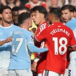 Phil Foden, del Manchester City, discute con Lisandro Martínez, del Manchester United, durante el derbi de la ciudad disputado el 13 de septiembre de 2026.