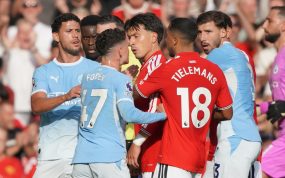 Phil Foden, del Manchester City, discute con Lisandro Martínez, del Manchester United, durante el derbi de la ciudad disputado el 13 de septiembre de 2026.