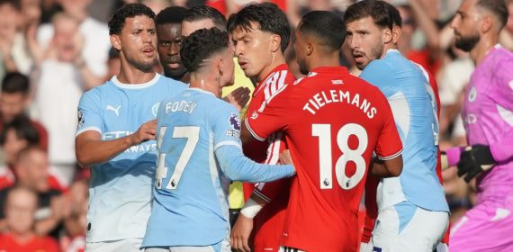 Phil Foden, del Manchester City, discute con Lisandro Martínez, del Manchester United, durante el derbi de la ciudad disputado el 13 de septiembre de 2026.