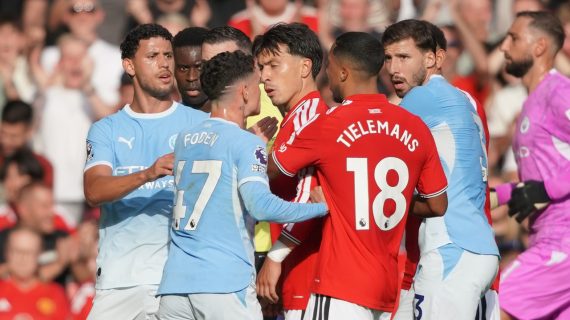 Phil Foden, del Manchester City, discute con Lisandro Martínez, del Manchester United, durante el derbi de la ciudad disputado el 13 de septiembre de 2026.