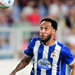 Pierre-Emerick Aubameyang trata de controlar un balón durante un partido de pretemporada entre el Deportivo de A Coruña y el Genoa.