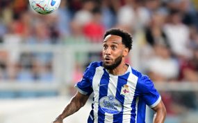 Pierre-Emerick Aubameyang trata de controlar un balón durante un partido de pretemporada entre el Deportivo de A Coruña y el Genoa.