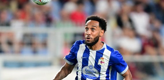 Pierre-Emerick Aubameyang trata de controlar un balón durante un partido de pretemporada entre el Deportivo de A Coruña y el Genoa.