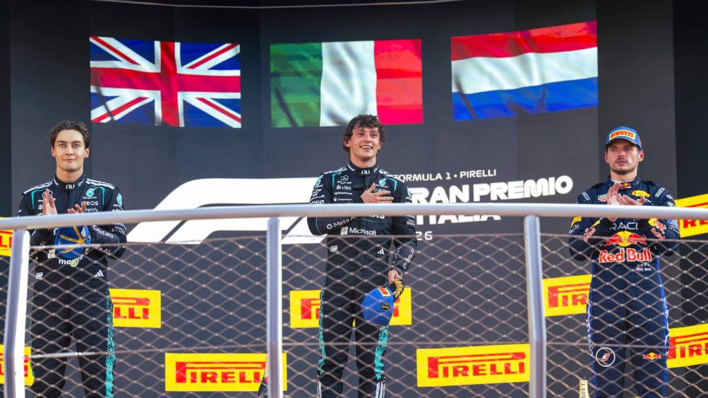 Antonelli, en el centro del podio de Monza, aplaude junto a George Russell y Max Verstappen bajo sus tres banderas