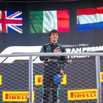 Antonelli, en el centro del podio de Monza, aplaude junto a George Russell y Max Verstappen bajo sus tres banderas