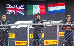 Antonelli, en el centro del podio de Monza, aplaude junto a George Russell y Max Verstappen bajo sus tres banderas