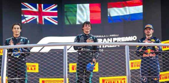 Antonelli, en el centro del podio de Monza, aplaude junto a George Russell y Max Verstappen bajo sus tres banderas