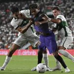 Federico Redondo y Germán Valera disputan un balón a Lamine Yamal durante un Elche - FC Barcelona de LaLiga 2026/27.