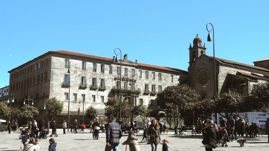 La plaza de la Ferrería de Pontevedra, peatonal y con gente paseando, con el convento y la iglesia de San Francisco al fondo