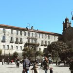 La plaza de la Ferrería de Pontevedra, peatonal y con gente paseando, con el convento y la iglesia de San Francisco al fondo