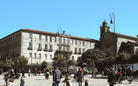 La plaza de la Ferrería de Pontevedra, peatonal y con gente paseando, con el convento y la iglesia de San Francisco al fondo