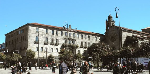 La plaza de la Ferrería de Pontevedra, peatonal y con gente paseando, con el convento y la iglesia de San Francisco al fondo