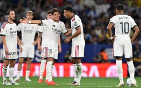 Arda Güler y Jude Bellingham dialogan junto a Bernardo Silva y Mbappé en el partido de Liga entre el Real Madrid y el Espanyol.