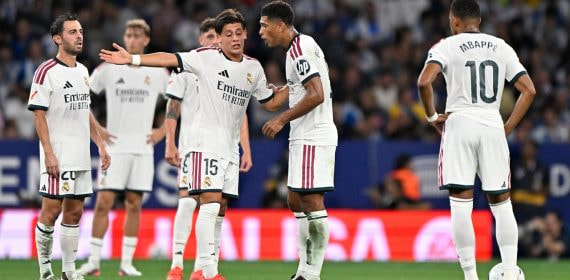 Arda Güler y Jude Bellingham dialogan junto a Bernardo Silva y Mbappé en el partido de Liga entre el Real Madrid y el Espanyol.