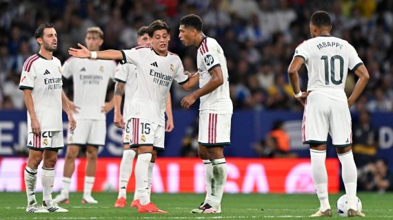 Arda Güler y Jude Bellingham dialogan junto a Bernardo Silva y Mbappé en el partido de Liga entre el Real Madrid y el Espanyol.