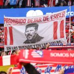 Una pancarta con la cara de Diego Pablo Simeone en las gradas del Estadio Metropolitano durante el Atlético de Madrid - Arsenal de semifinales de la Champions League 2025/26.