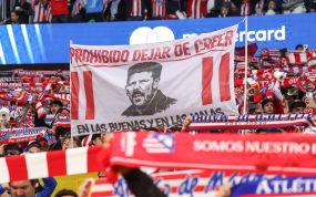 Una pancarta con la cara de Diego Pablo Simeone en las gradas del Estadio Metropolitano durante el Atlético de Madrid - Arsenal de semifinales de la Champions League 2025/26.
