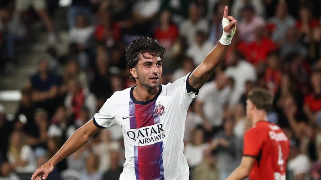 Ferran Torres celebra uno de sus dos goles anotados ante el Rennes en su estreno en Ligue 1 con el PSG.