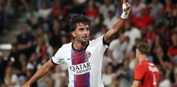 Ferran Torres celebra uno de sus dos goles anotados ante el Rennes en su estreno en Ligue 1 con el PSG.