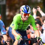 Primož Roglič, con el maillot verde de Eslovenia, pedalea por delante de Wout van Aert ante el público