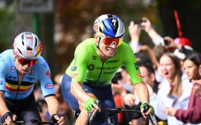Primož Roglič, con el maillot verde de Eslovenia, pedalea por delante de Wout van Aert ante el público