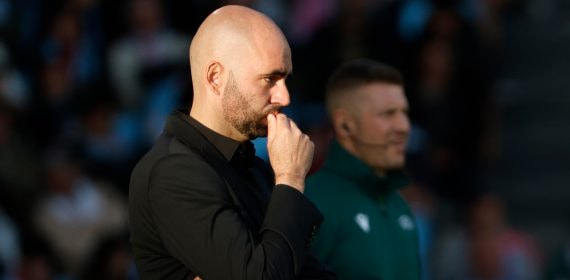 Claudio Giráldez, pensativo en la banda, durante el partido de cuartos de final entre el Celta y el Friburgo disputado en Balaídos.