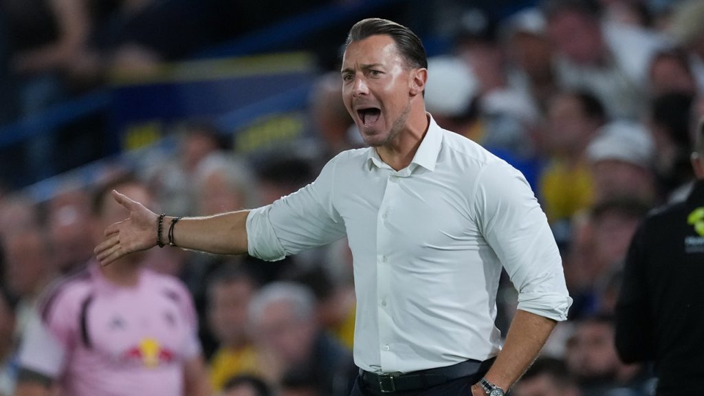 Matthias Jaissle, visiblemente airado, durante el partido entre el Leeds y el Newcastle de la Premier League 2026/27.