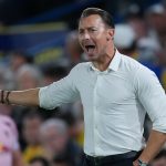 Matthias Jaissle, visiblemente airado, durante el partido entre el Leeds y el Newcastle de la Premier League 2026/27.