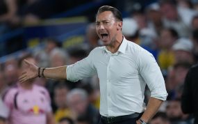 Matthias Jaissle, visiblemente airado, durante el partido entre el Leeds y el Newcastle de la Premier League 2026/27.