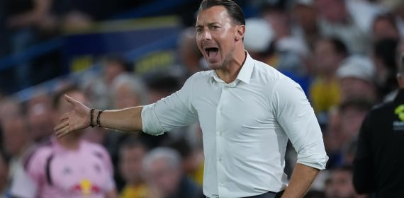 Matthias Jaissle, visiblemente airado, durante el partido entre el Leeds y el Newcastle de la Premier League 2026/27.