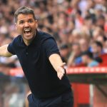 Nicolás Larcamón, el entrenador del Sporting de Gijón, protesta una acción en el área técnica de El Molinón durante un partido ante el Burgos de LaLiga HyperMotion 2026/27.