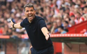 Nicolás Larcamón, el entrenador del Sporting de Gijón, protesta una acción en el área técnica de El Molinón durante un partido ante el Burgos de LaLiga HyperMotion 2026/27.