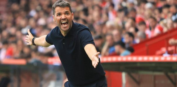 Nicolás Larcamón, el entrenador del Sporting de Gijón, protesta una acción en el área técnica de El Molinón durante un partido ante el Burgos de LaLiga HyperMotion 2026/27.